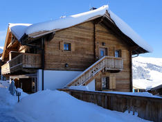Skihütte mit Aufgang zur Ferienwohnung für 8 Personen